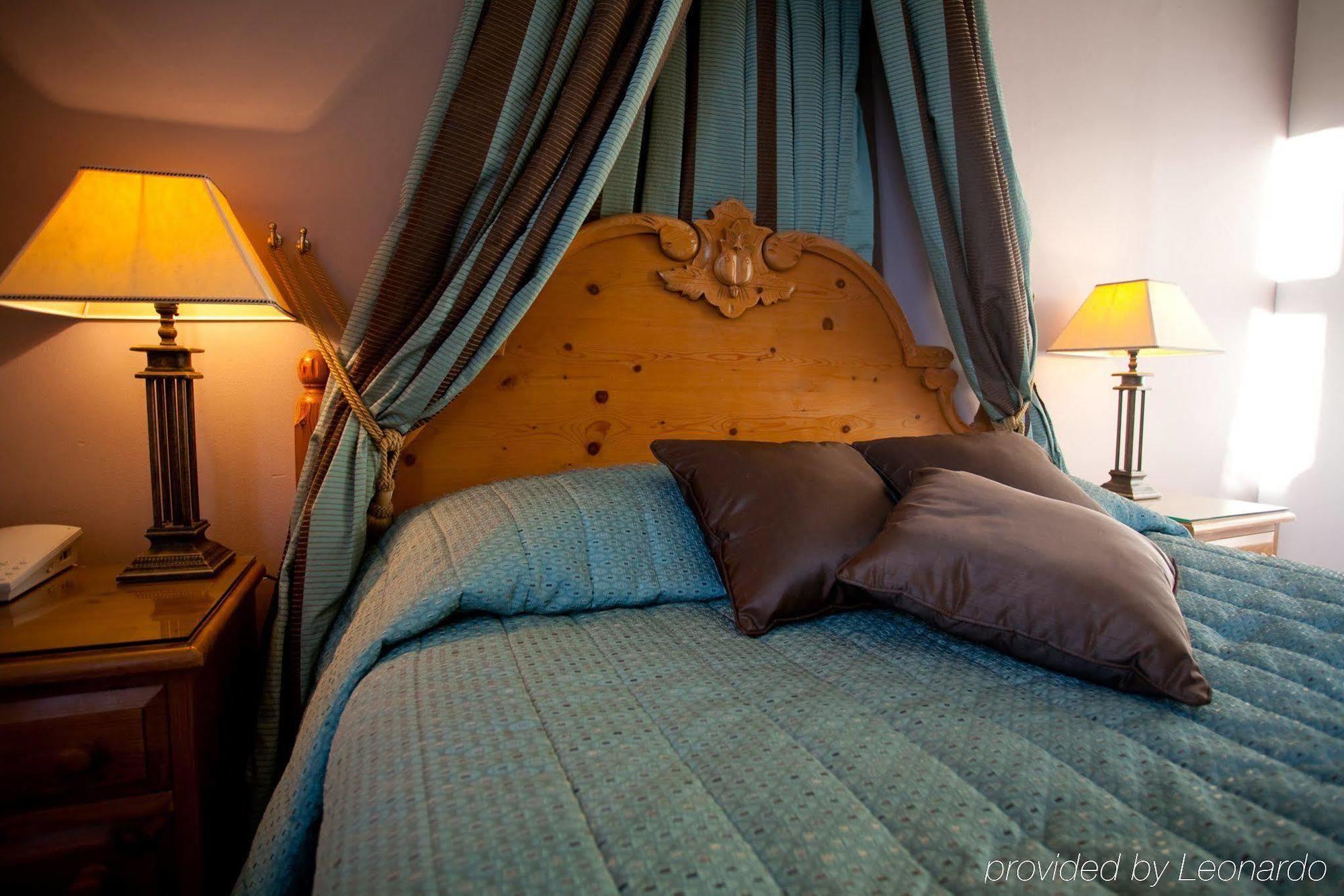בראקנל Fines Bayliwick Hotel מראה חיצוני תמונה