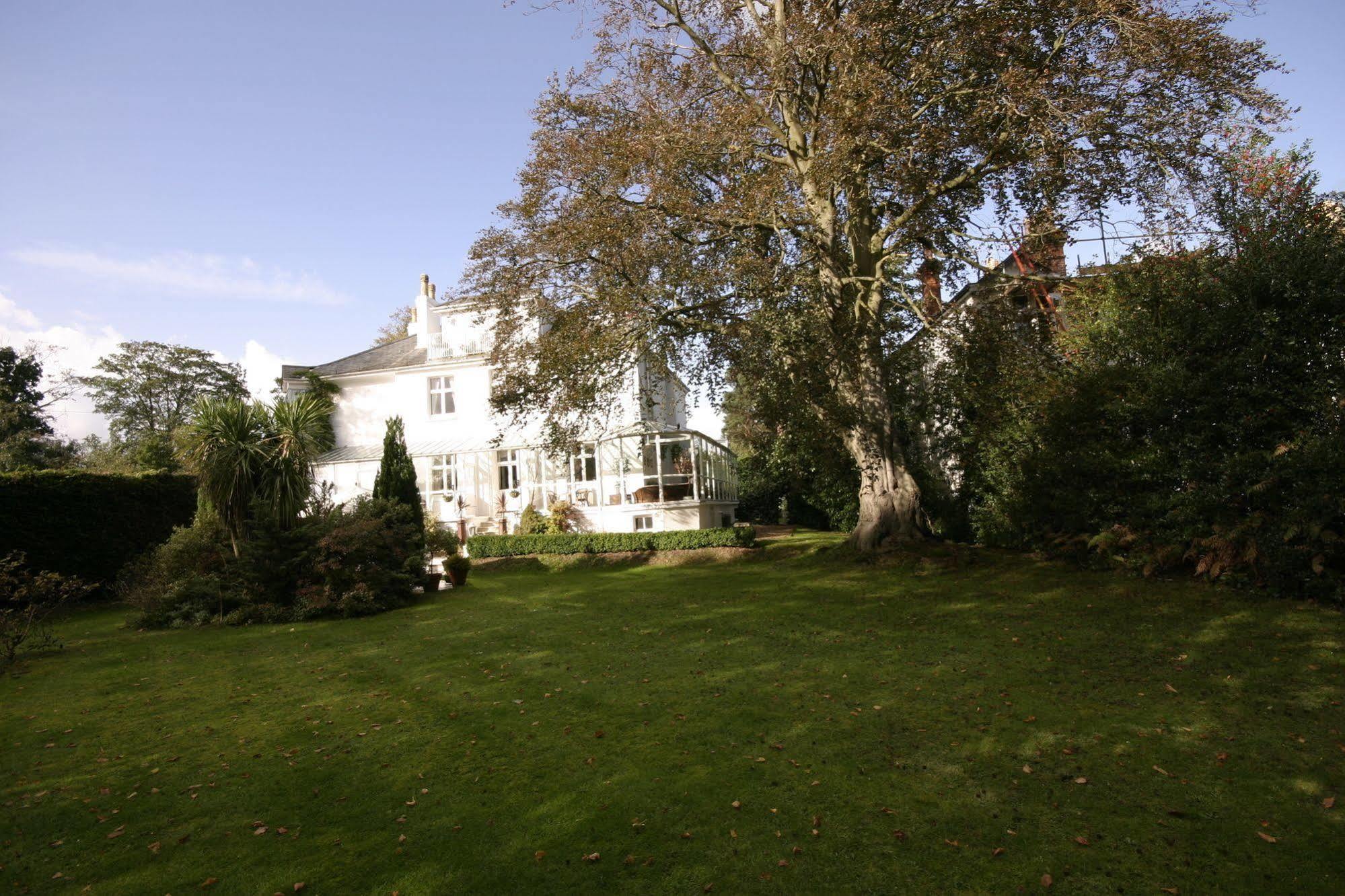 בראקנל Fines Bayliwick Hotel מראה חיצוני תמונה