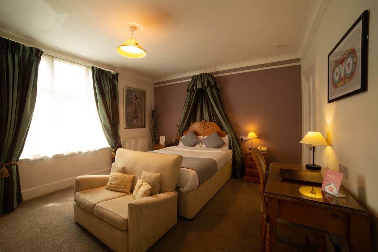 בראקנל Fines Bayliwick Hotel מראה חיצוני תמונה