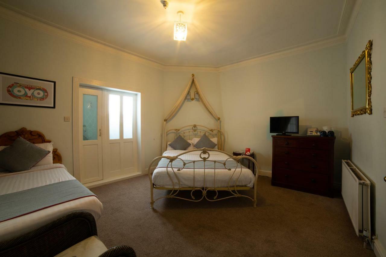 בראקנל Fines Bayliwick Hotel מראה חיצוני תמונה
