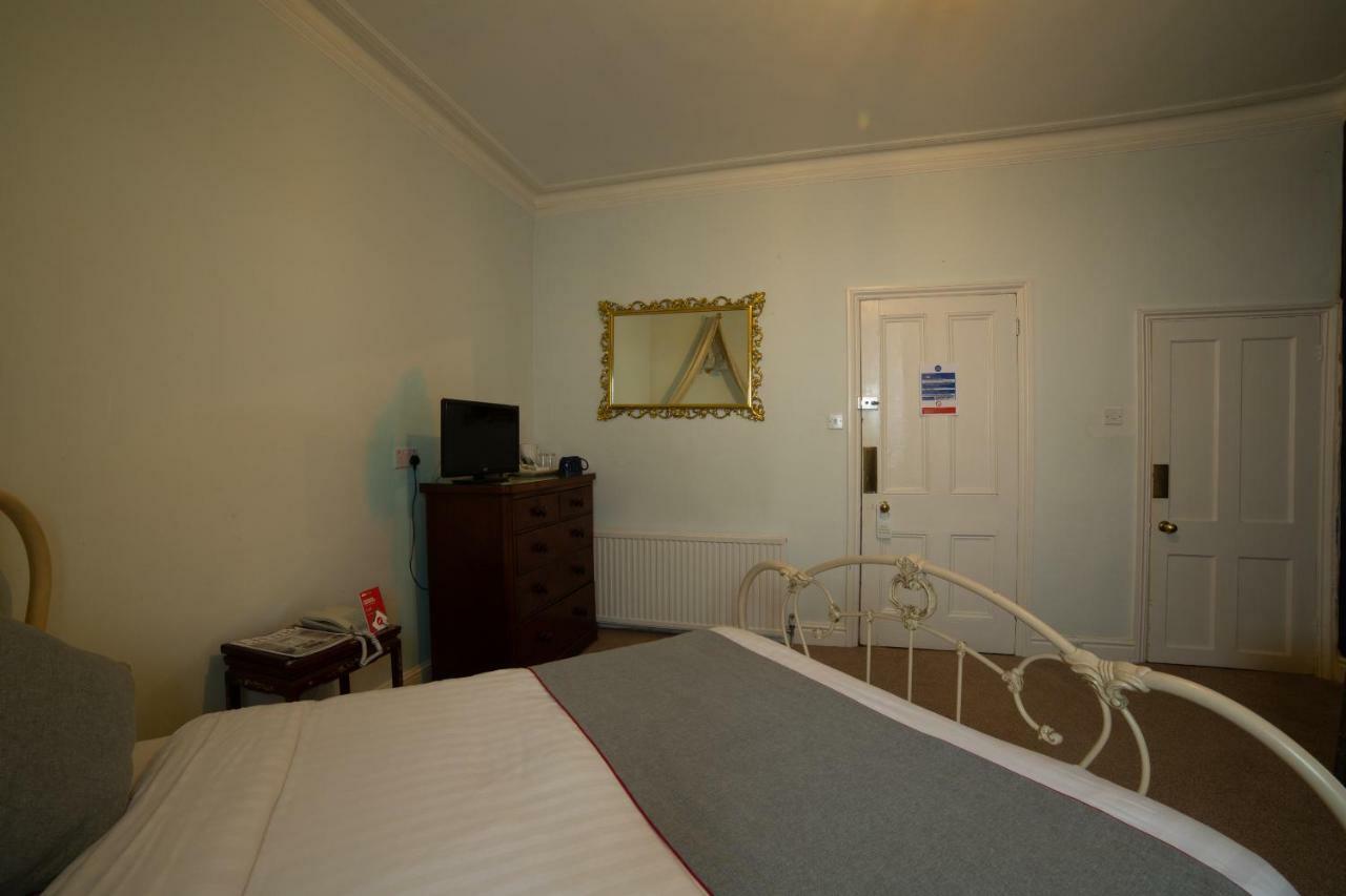 בראקנל Fines Bayliwick Hotel מראה חיצוני תמונה
