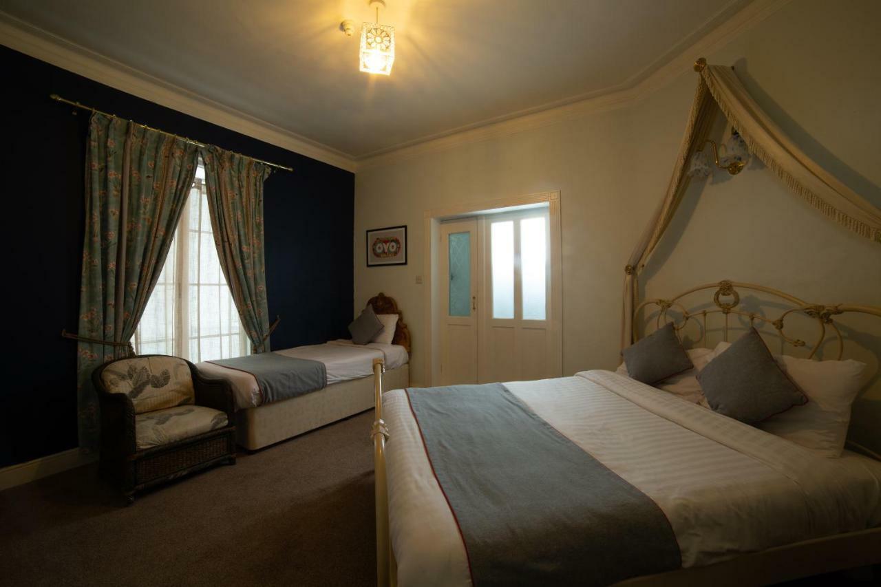 בראקנל Fines Bayliwick Hotel מראה חיצוני תמונה