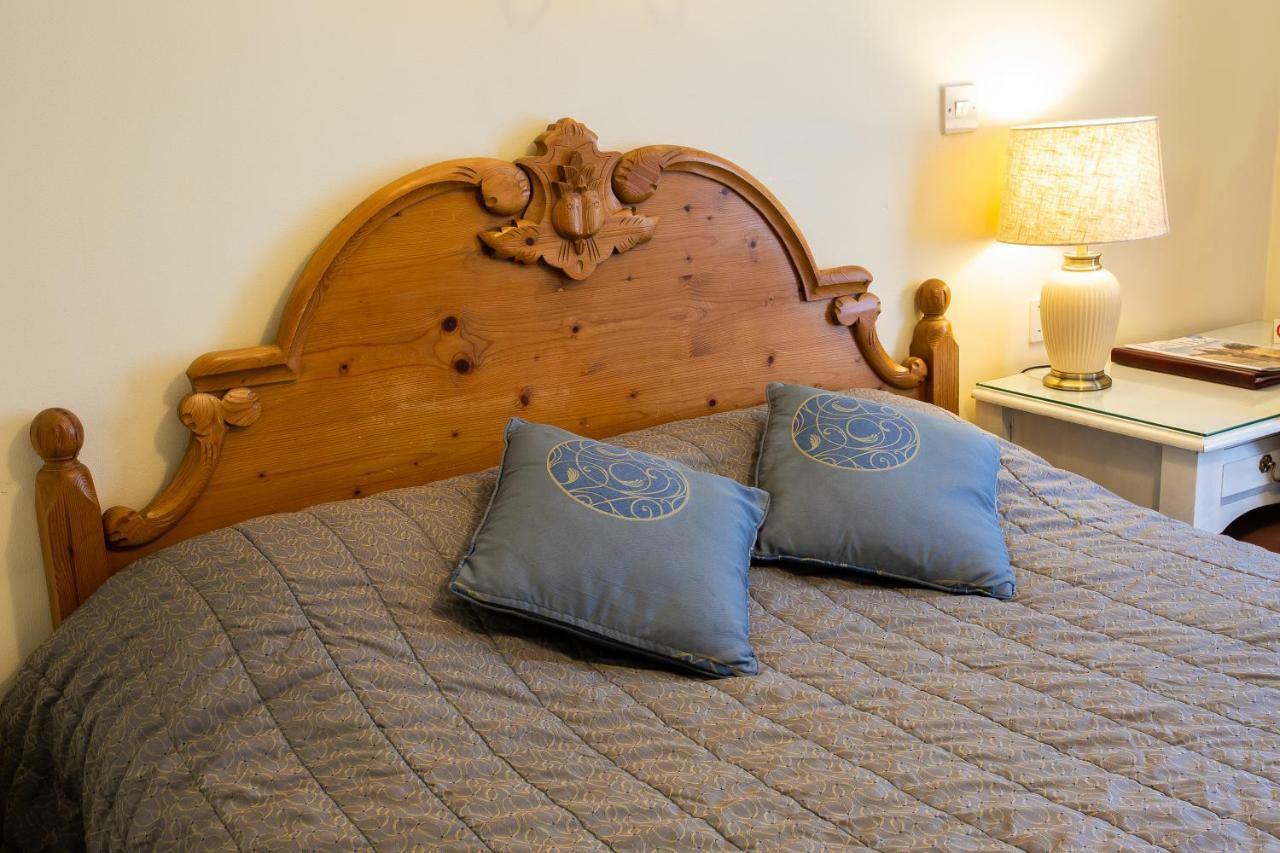 בראקנל Fines Bayliwick Hotel מראה חיצוני תמונה