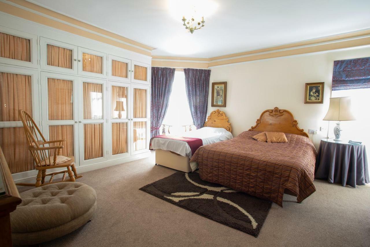 בראקנל Fines Bayliwick Hotel מראה חיצוני תמונה